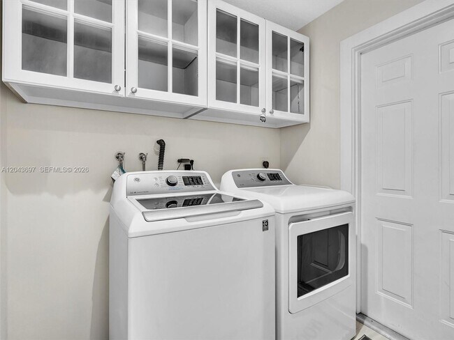 Building Photo - 639 Verona Pl