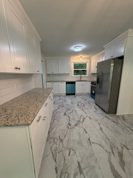 Building Photo - 1023 Deerfoot Dr