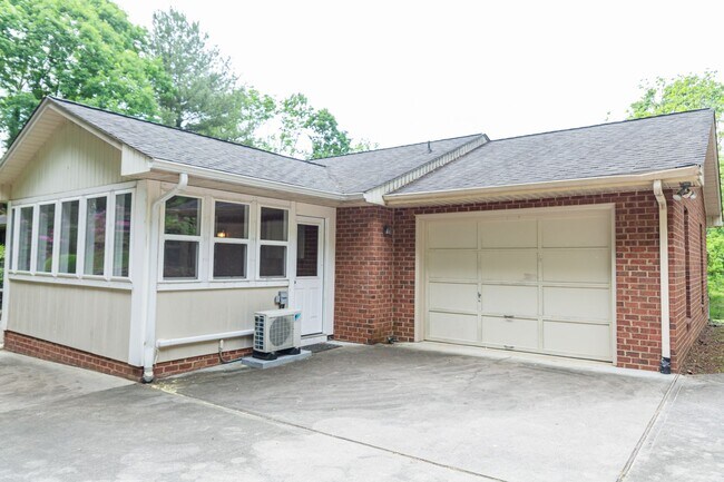 Building Photo - New Listing!