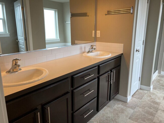 Building Photo - Newer Home In North Albany! Nealy 2500 sq ...