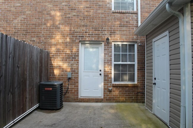 Building Photo - 2 Bedroom 1.5 Bath Townhome