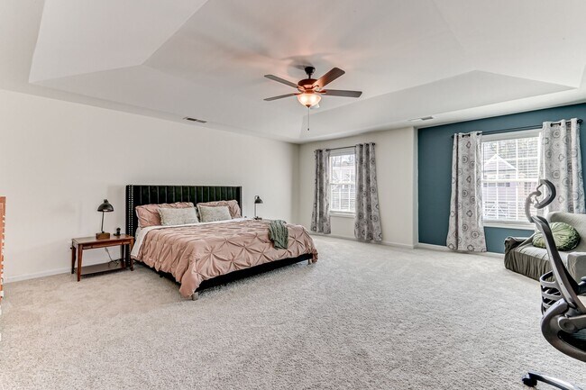 Building Photo - Two Story home in Quaker Knoll! Ready now !