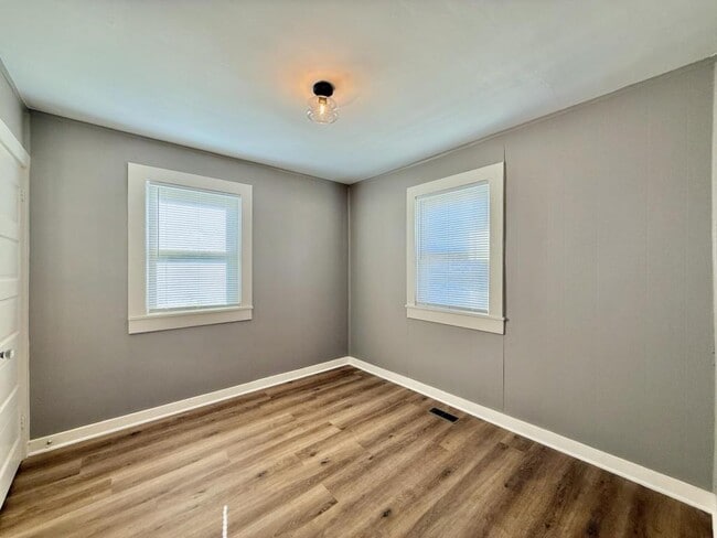 Building Photo - 716 Forest St