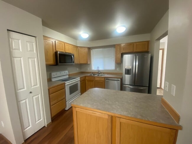 Building Photo - Move in special- 2 weeks free!  Lake Steve...