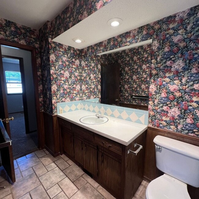 Building Photo - AVAILABLE NOW!