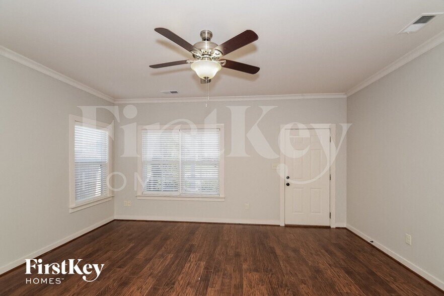 Building Photo - 810 Hawthorn Ln