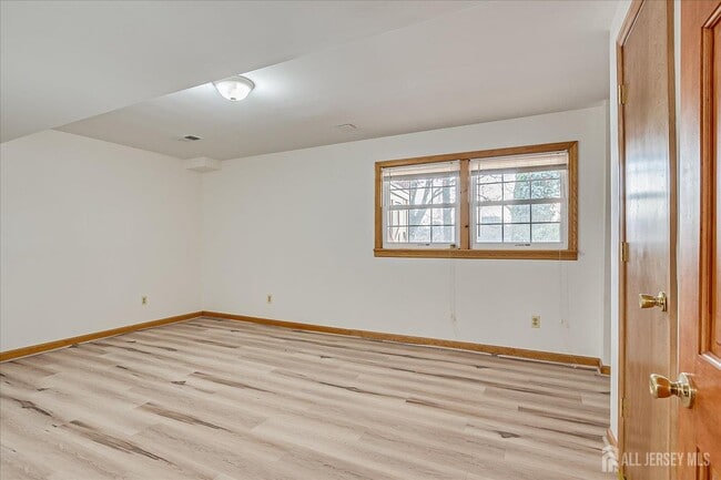 Building Photo - 23 Cardownie St