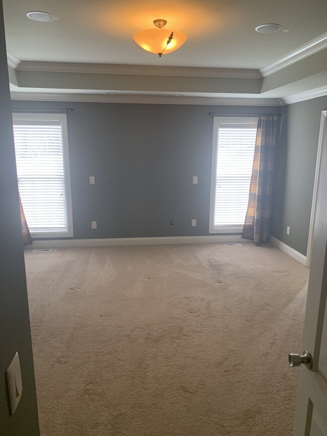 Building Photo - 426 Creekview Dr