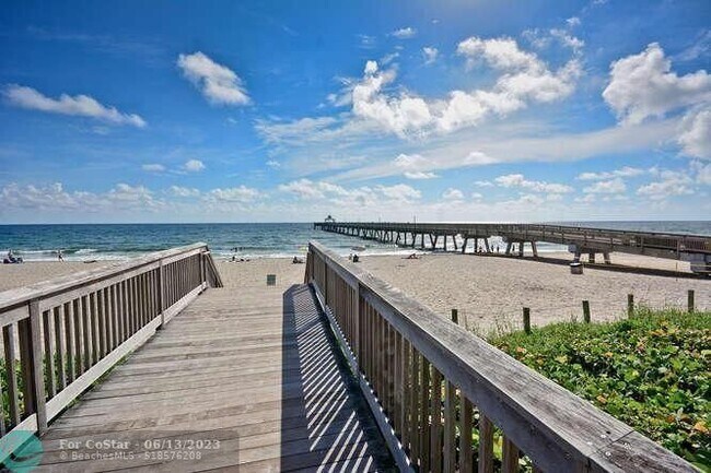 Building Photo - 1523 E Hillsboro Blvd