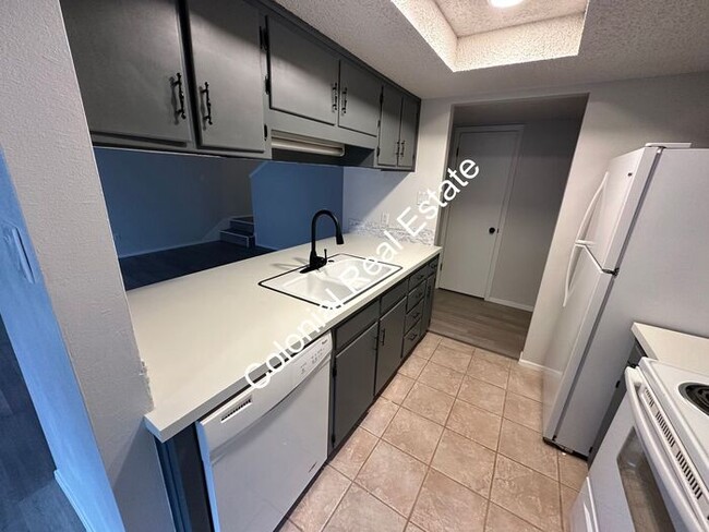 Building Photo - Spacious and updated 2 bedroom 1 & 1/2 bat...