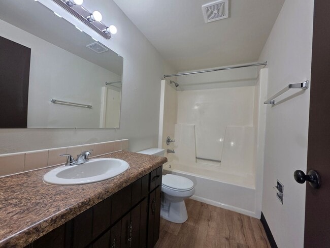 Building Photo - 1213-1215-1215 S Erie St