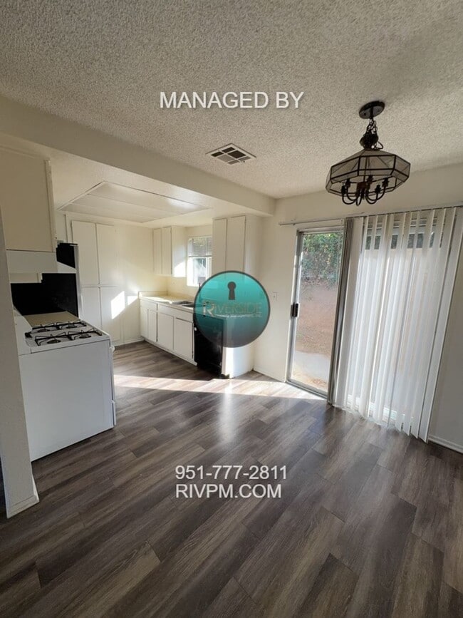 Building Photo - Coming soon!!  Centrally located Riverside...