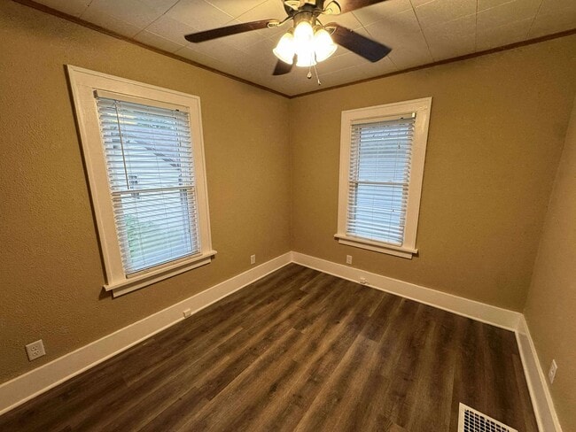 Building Photo - Charming 4 Bedroom Home in Convenient Rock Island Location