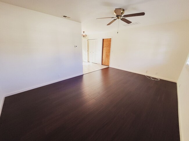 Building Photo - 1033 Meadow Way