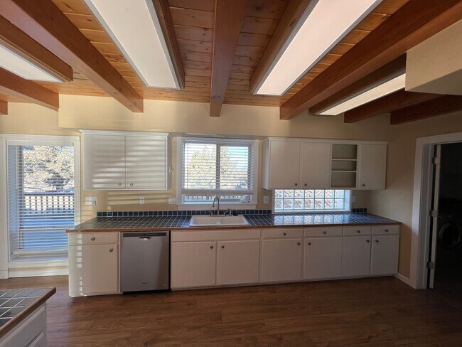 Building Photo - Beautiful Unique 4 Bedroom home with a loft & 3 full bathrooms! Move In Special $500 off first mo...