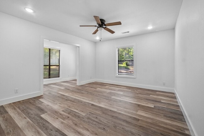 Building Photo - 4024 E Wagon Wheel Rd