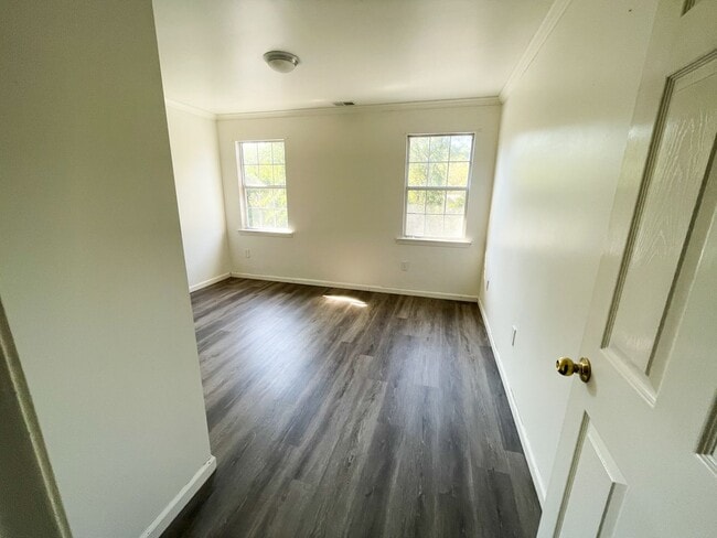 Building Photo - 4 Bedroom 2 Bath Townhouse in Pelham