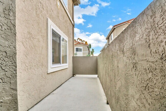 Building Photo - Beautiful one bedroom/one bath in the Verano community at UTC! Close to so much!