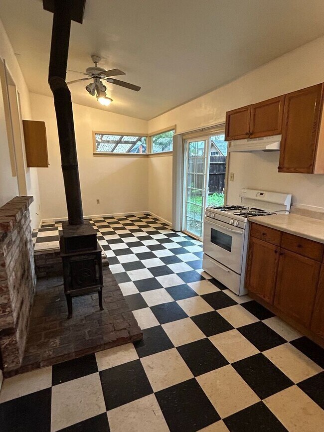 Building Photo - 1823 Mulberry St