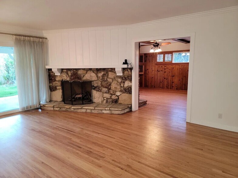Building Photo - 10344 Petit Ave