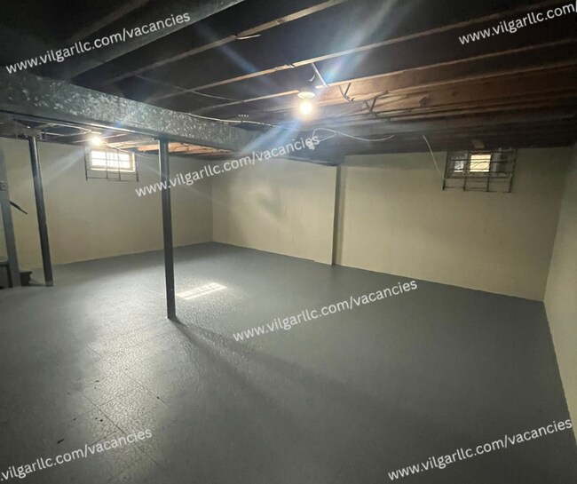 Building Photo - 3 Large Bedrooms • 1 Bathroom home in Gary, IN