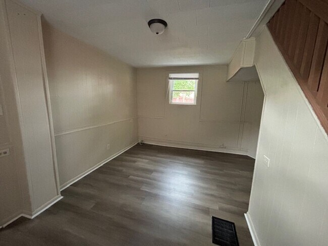 Building Photo - Single Family