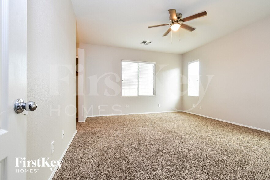 Building Photo - 10832 Avenzano St