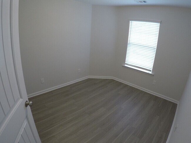 Building Photo - 1 SAW