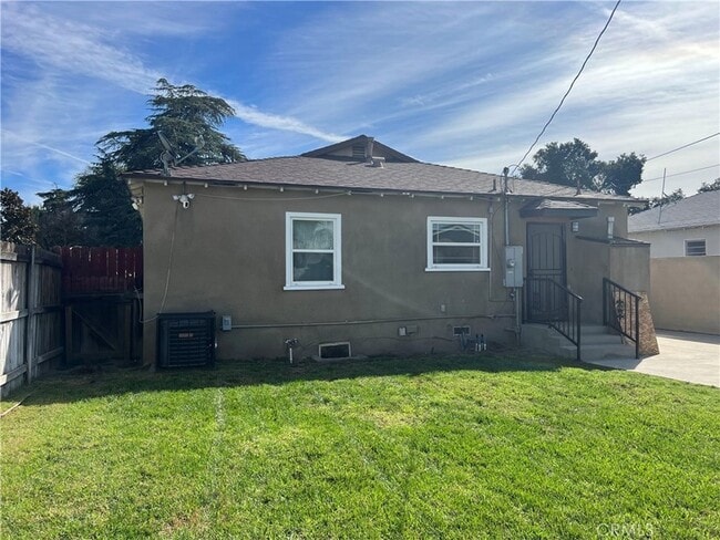 Building Photo - 2588 Genevieve St N