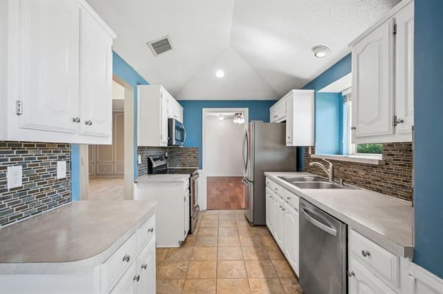 Building Photo - 4203 Meadow Ridge Dr