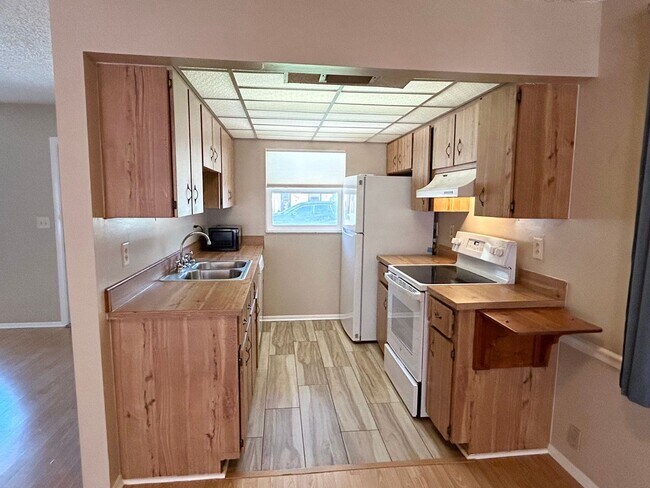 Building Photo - 2 Bedroom Villa with Screened in Patio!