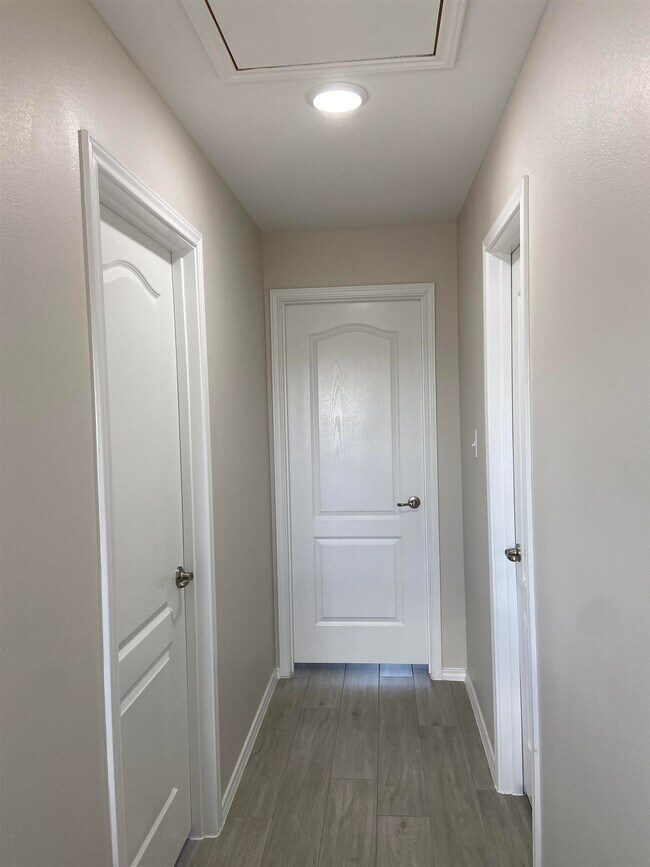 Building Photo - 9975 Rosary Ln