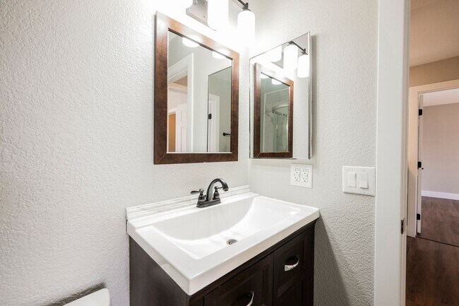 Building Photo - Fully Remodeled 3-Bedroom Townhome