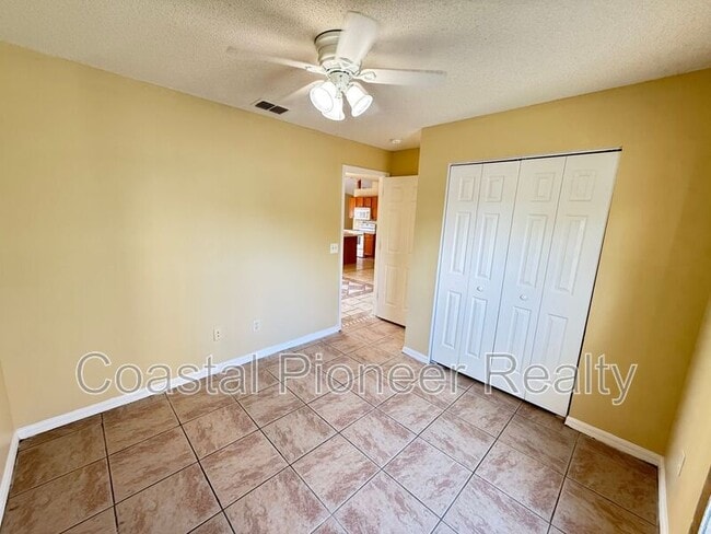 Building Photo - 724 Versailles Ln