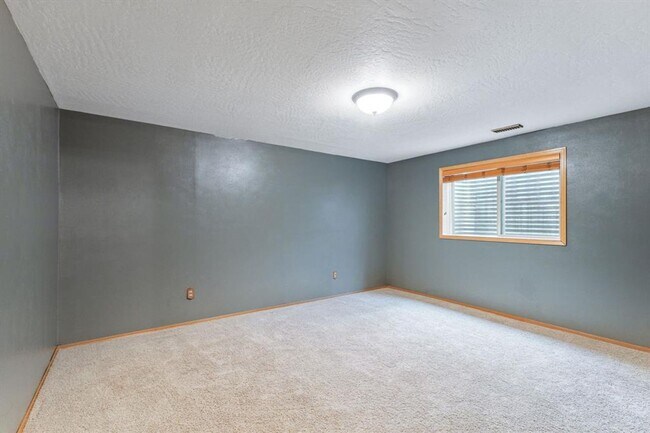 Building Photo - Lolo 4 bedroom, 2 bath, 2,520 Sq. Ft. home...