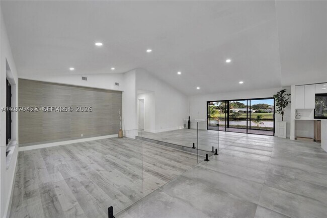 Building Photo - 3352 Lakeview Dr