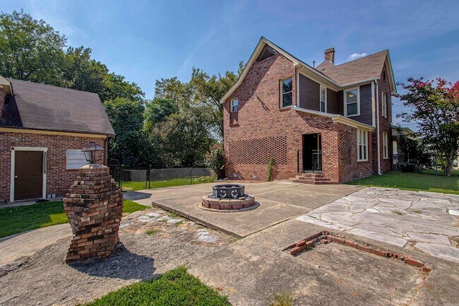 Building Photo - 1201 W 35th St