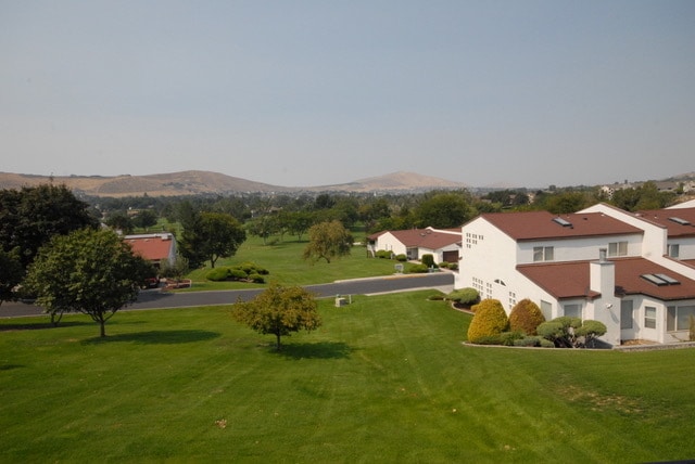 Building Photo - Spacious Townhome with Expansive View and a 2 Car Private Garage