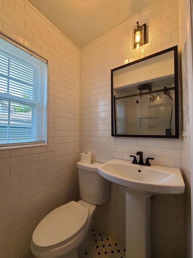 Building Photo - 3-bedroom, 2-bathroom home located in beau...