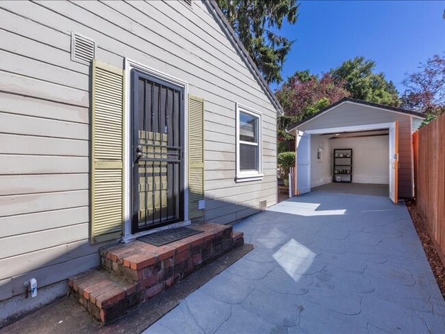 Building Photo - Sunny & Bright Bungalow in King Estates