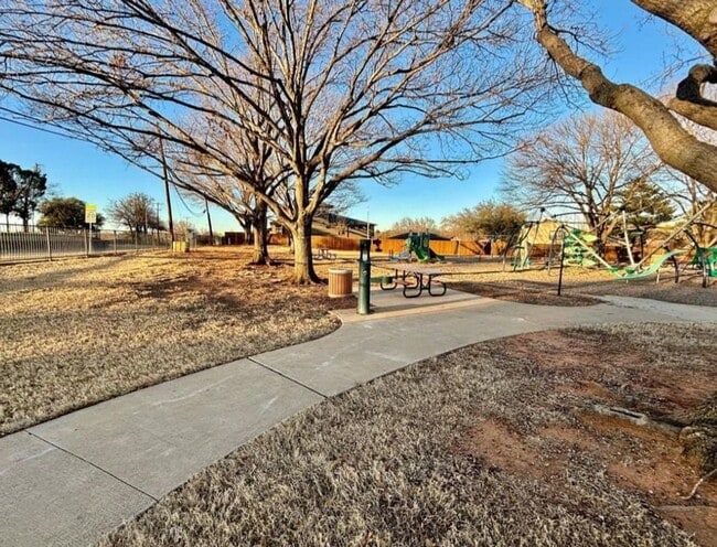 Building Photo - Bungalow close to the Lake