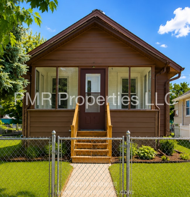 Building Photo - 3 Bedrooms/ 1 Bathroom House