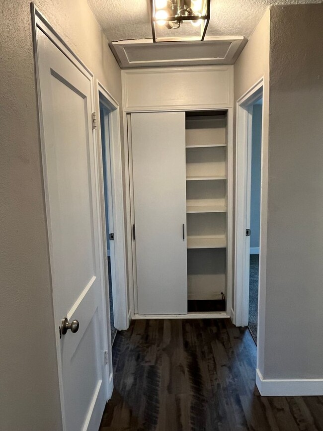 Building Photo - Molette Home in the heart of Moline.