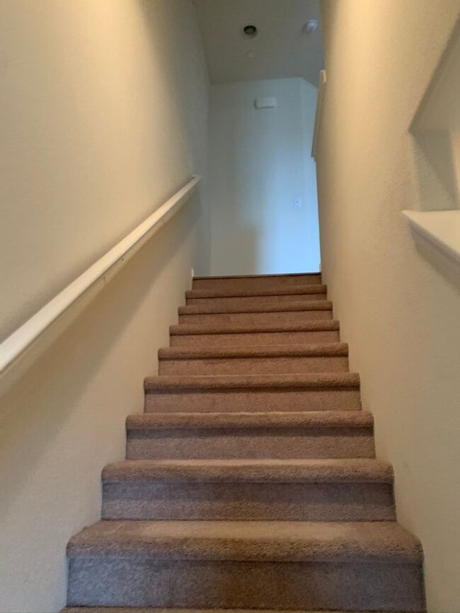 Building Photo - 3 Bed/3 Bath Newer Townhome in Desirable Ardenwood Neighborhood