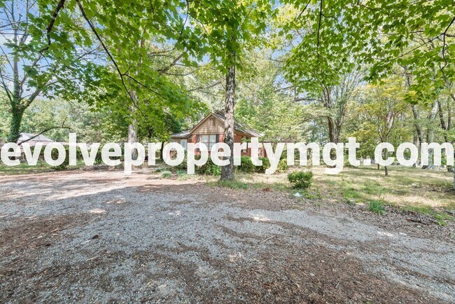 Building Photo - Hidden Collierville Gem on 1 ACRE!