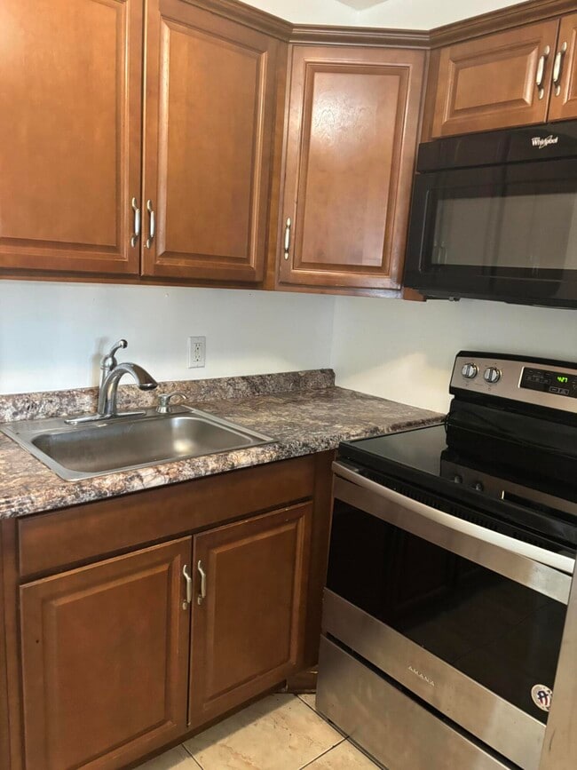 Building Photo - 106 Windsor E