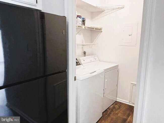 Building Photo - 24 Pickwick Pl