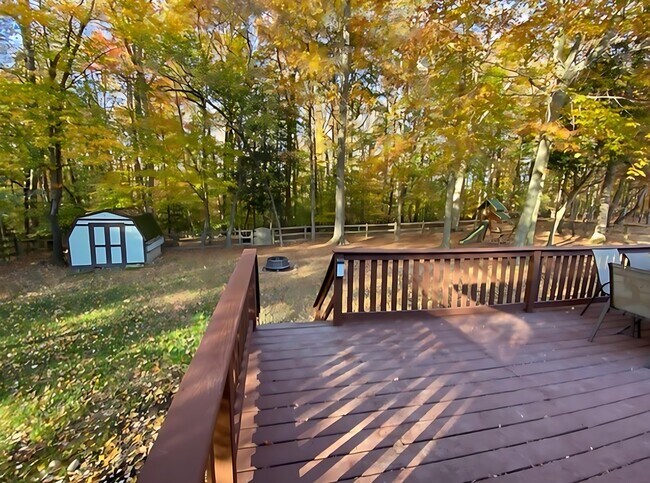 Building Photo - 8624 Valley Dr