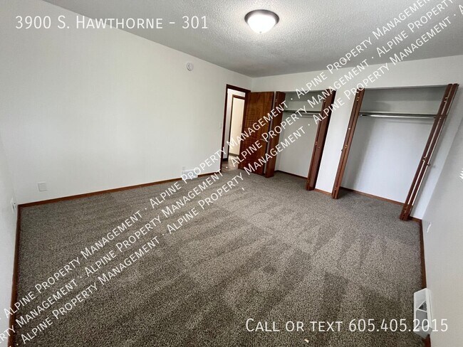 Building Photo - 3900 S. Hawthorne-301