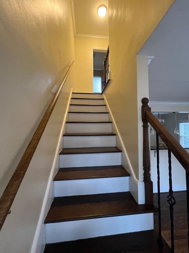 Building Photo - Beautiful 2 Bed 1 Bath duplex unit in the ...